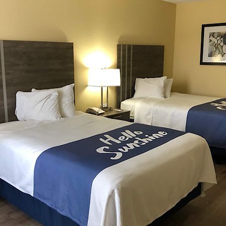 Days Inn By Wyndham Cape Carteret Near Emerald Isle Экстерьер фото