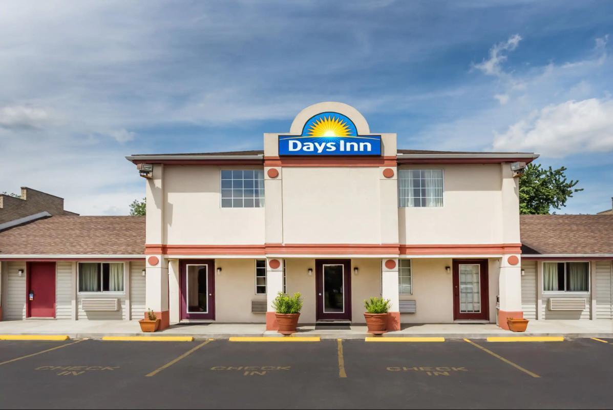 Days Inn By Wyndham Cape Carteret Near Emerald Isle Экстерьер фото
