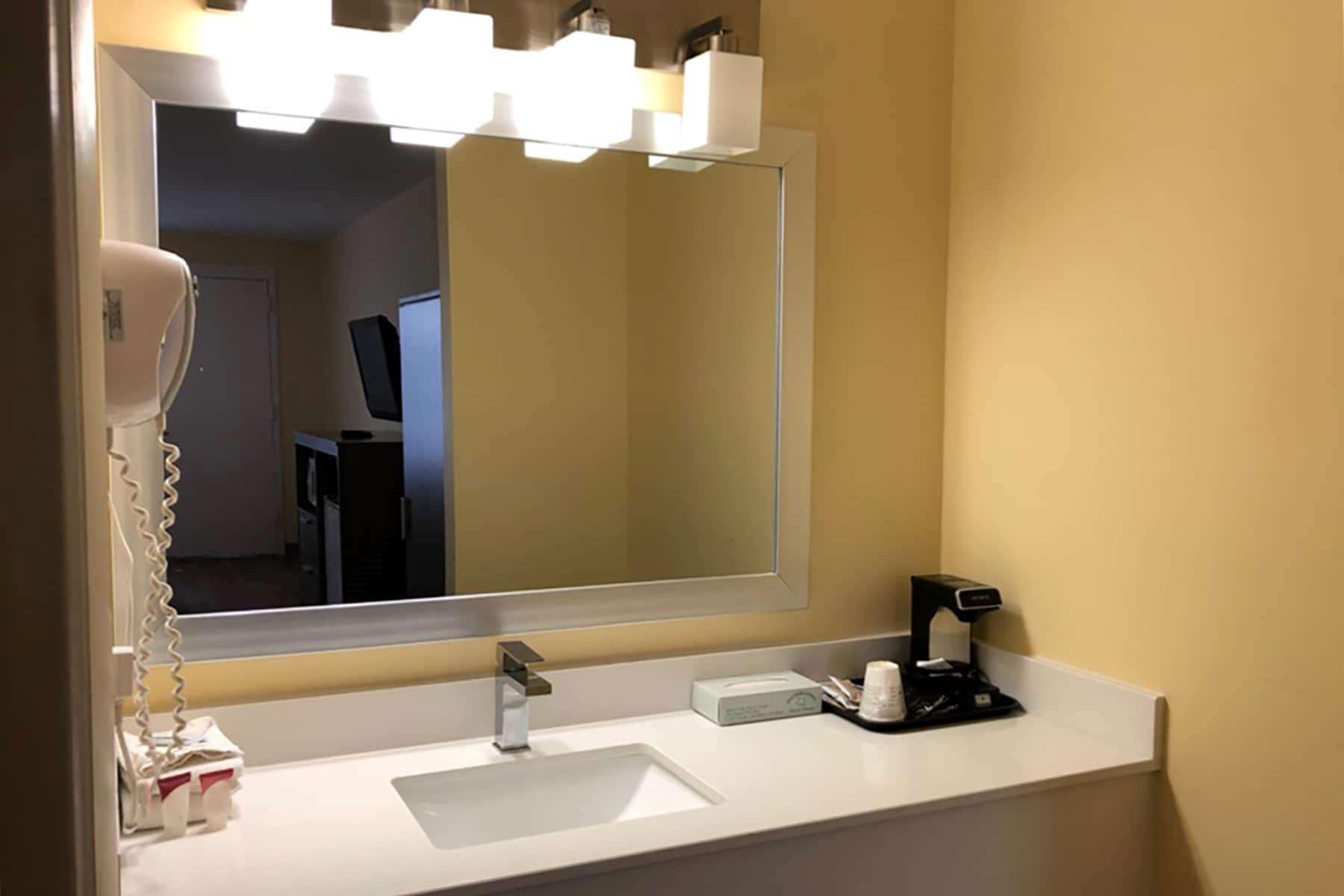 Days Inn By Wyndham Cape Carteret Near Emerald Isle Экстерьер фото