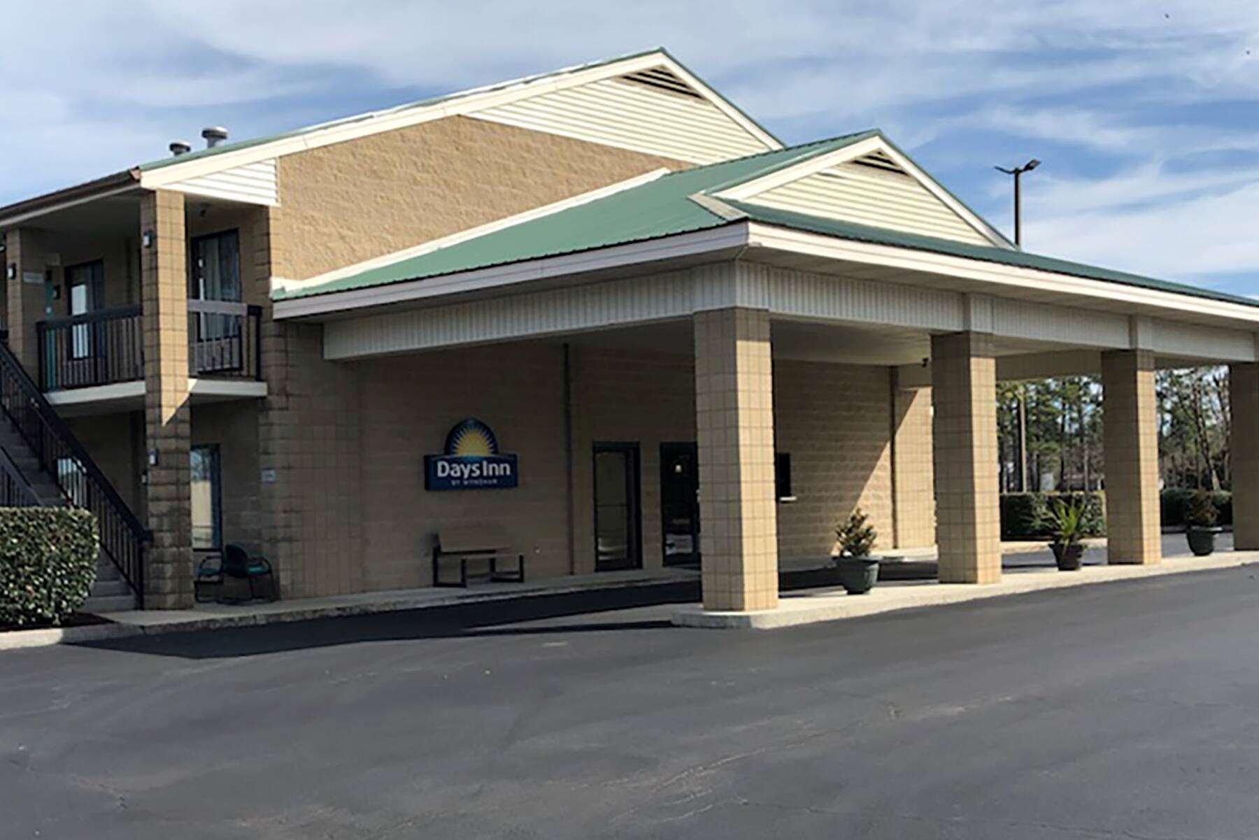 Days Inn By Wyndham Cape Carteret Near Emerald Isle Экстерьер фото